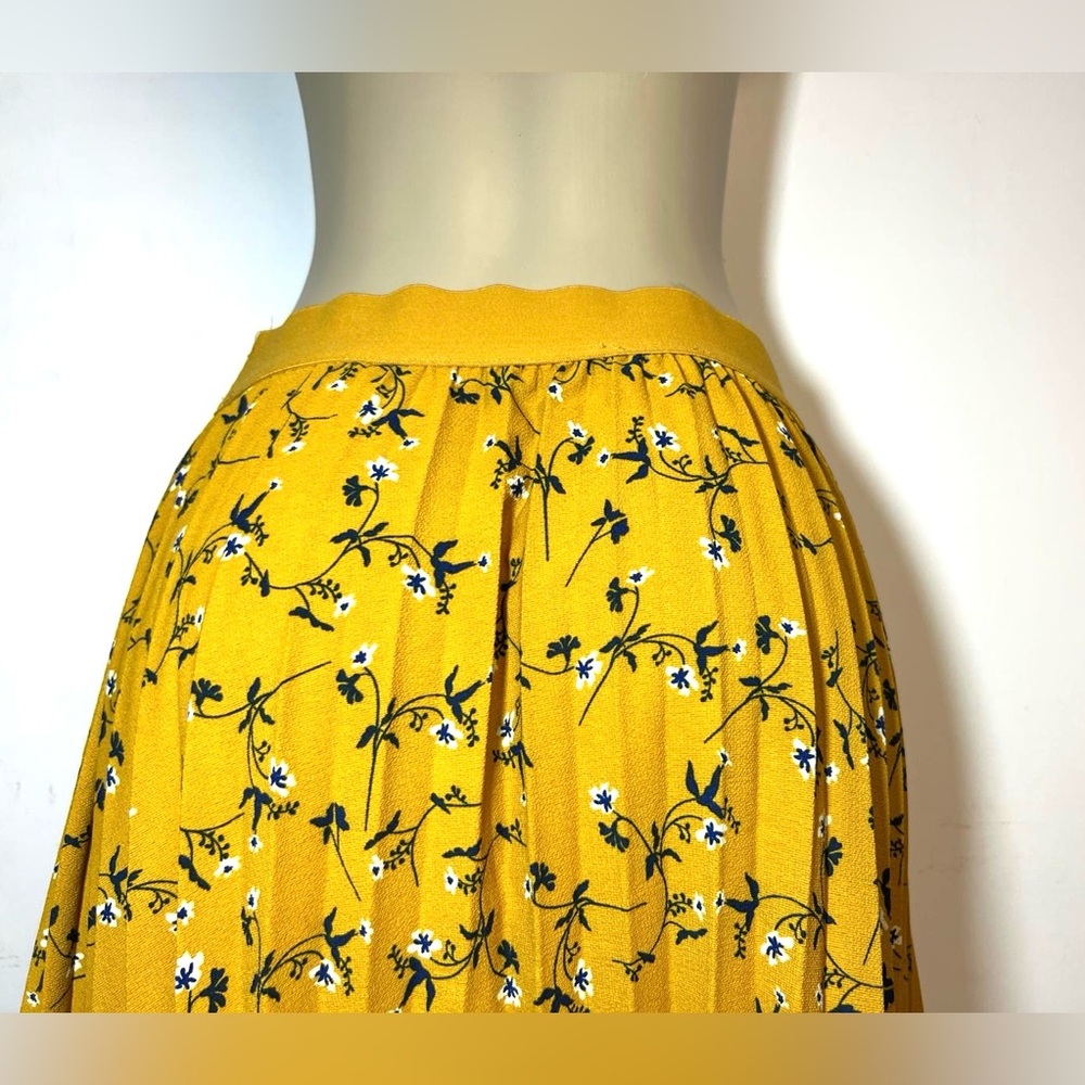 Andi + James Pleated Skirt with Floral Print in Mustard Yellow. Size L - Picture 3 of 10